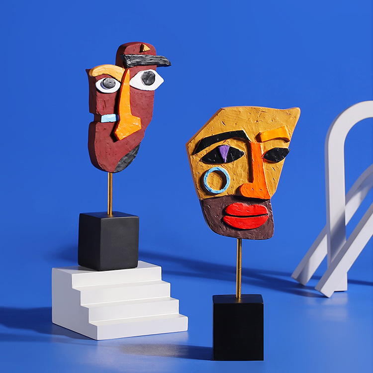 Art Craft Cafe - Statue torsadée colorée avec visage abstrait,